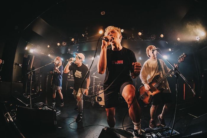 5 Momen Seru Tur Rocket Rockers di Jepang, Ozom Dikejar Godzilla! - Hai