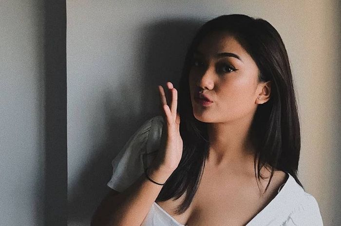 Baru Dapet Piala AMI Awards 2018, Marion Jola Bahas ‘Teman Hidup’ - Hai