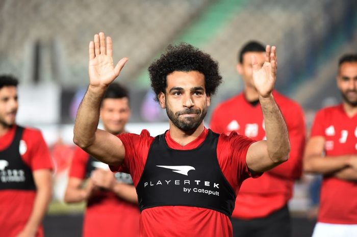 Pemain Liverpool asal Mesir, Mohamed Salah, memakai alat ETPS saat latihan.