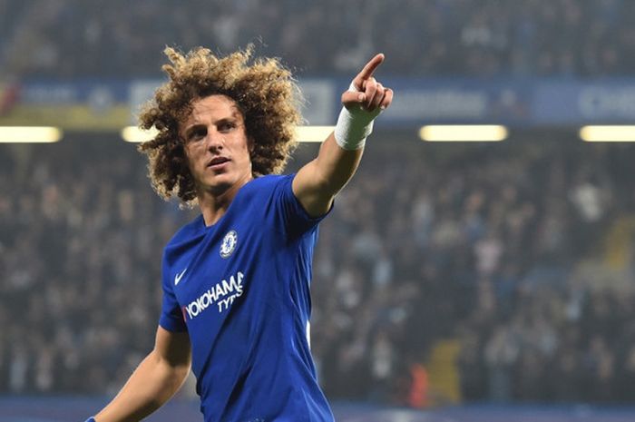 Bek Chelsea, David Luiz, merayakan gol yang dia cetak ke gawang AS Roma dalam laga Liga Champions di