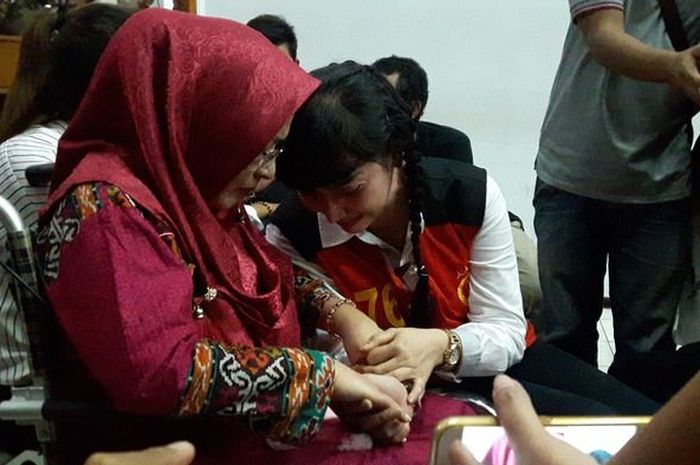 Roro Fitria menangis di dekat sang ibu saat persidangan.