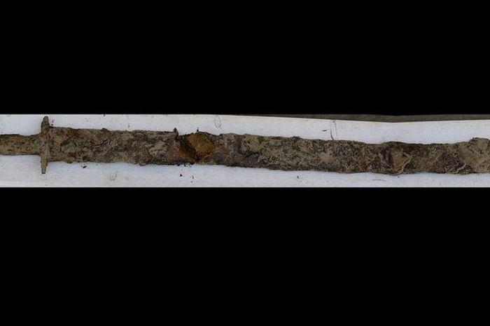Anak Usia 8 Tahun Menemukan Pedang Berusia Ribuan Tahun di Sungai Bobo