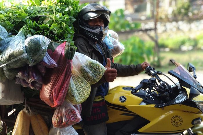 Ini Cerita Tukang Sayur yang Jualan Pakai Honda CB150R 