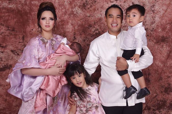 93 Model Desain Rumah Nia Ramadhani Terpopuler