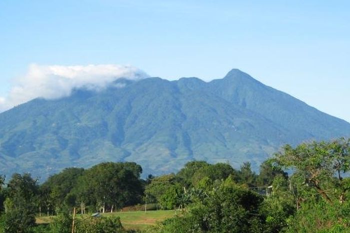 Gunung Salak yang dikabarkan meletus atau mengalami erupsi.