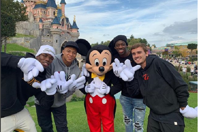 Paul Pogba, Kylian Mbappe, Ousmande Dembele, dan Antoine Griezmann saat berlibur di Disney Land Paris.