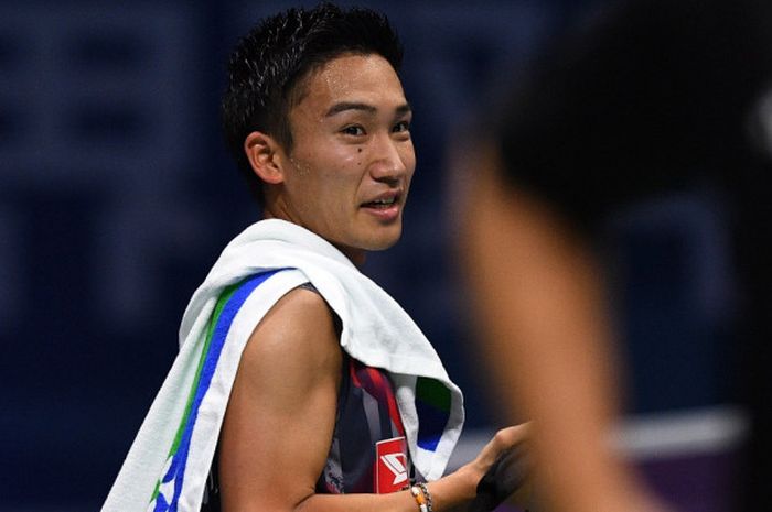 Pebulu tangkis tunggal putra Jepang, Kento Momota, bereaksi saat memenangi laga atas Artem Pochtarov