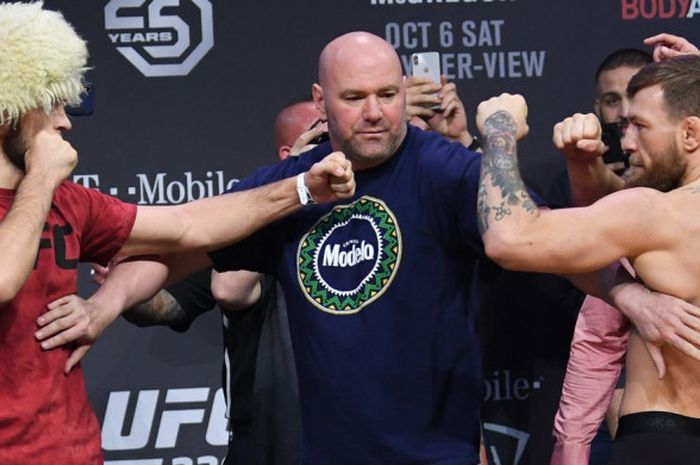 Dana White (Presiden UFC) saat menengahi Khabib Nurmagomedov (kiri) dan Conor McGregor dalam sesi ti