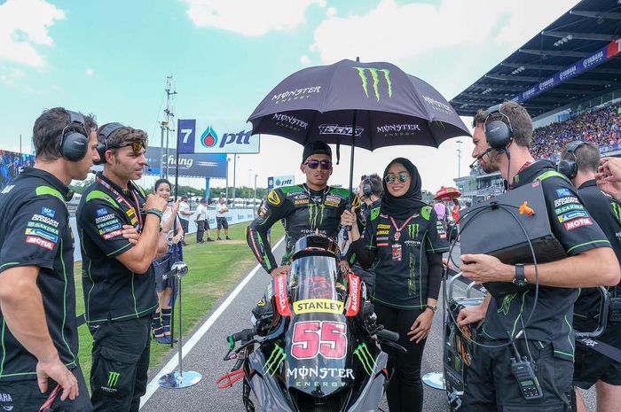 Umbrella girls Monster Yamaha Tech 3, Suzana Manaf dampingi Hafizh Syahrin Abdullah sebelum beraksi di MotoGP Thailand, Minggu (7/10/2018)