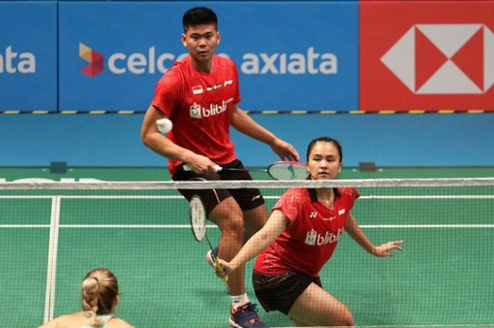 Pasangan ganda campuran Indonesia, Praveen Jordan/Melati Daeva Octavianti, mengembalikan kok ke arah Chris Adcock/Gabrielle Adcock (Inggris) pada babak pertama Malaysia Open yang berlangsung di Axiata Arena, Kuala Lumpur, Selasa (26/6/2018).