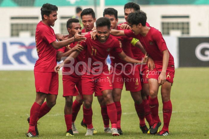 Pemain timnas u-19 Indonesia, Saddil Ramdani, merayakan gol pada laga uji coba kontra Arab Saudi bersama rekan-rekannya di Stadion Wibawa Mukti, Cikarang, pada Rabu (10/10/2018).