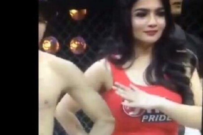 Siva Aprilia bertugas sebagai gadis ring di MMA One Pride.