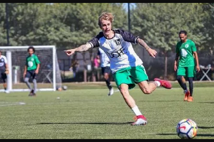 Justin Bieber saat bermain sepak bola bersama rekan-rekannya di Los Angeles, Minggu (21/10/2018)