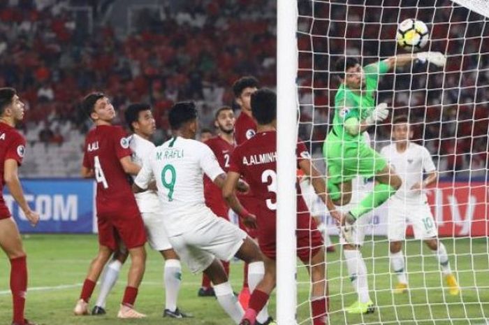 Kiper Timnas U-19 Qatar gagal mengantisipasi tendangan bebas Muhammad Lutfi Kamal sehingga berbuah g