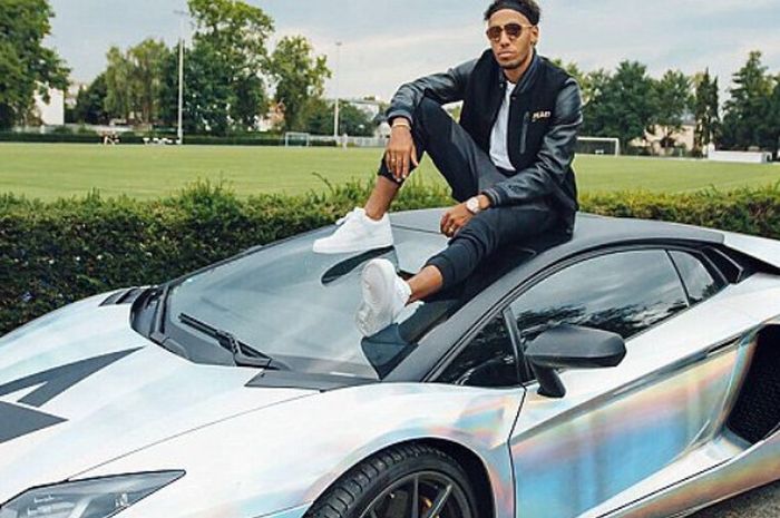 Piere-Emerick Aubameyang duduk di atas Lamborghini Aventador 