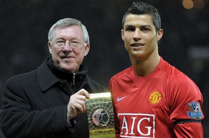 Cristiano Ronaldo (kanan) berpose dengan pelatihnya di Manchester United, Sir Alex Ferguson, sambil memamerkan trofi Pemain Terbaik FIFA di Stadion Old Trafford, 14 Januari 2009.