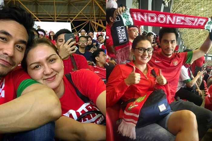 5 potret kemesraan Darius Sinathrya dan Donna Agnesia, menonton pertandingan bola bersama