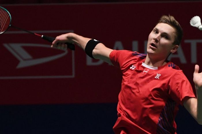 Pebulu tangkis tunggal putra Denmark, Viktor Axelsen, mengembalikan kok ke arah Anthony Sinisuka Ginting (Indonesia) pada babak semifinal Japan Open 2018 yang berlangsung di Musashino Forest Sport Plaza, Tokyo, Jumat (14/9/2018).