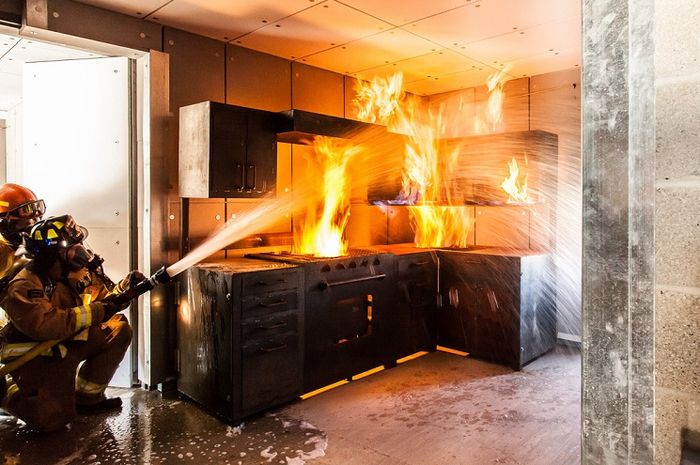 5 Cara Mencegah Kebakaran Di Area Dapur Peletakan Kompor Tak Bila Kompor Yang Terbakar Kamu Bisa Memadamkannya Dengan Menggunakan Karung Atau Kain Telah Dibasahi