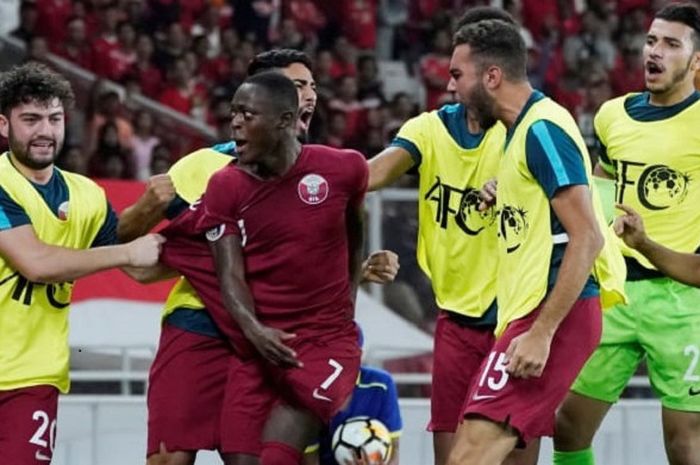 Timnas U-19 Qatar merayakan gol Abdul Rasheed saat melawan Thailand di perempat final Piala Asia U-19 2018 di Stadion Utama Gelora Bung Karno (SUGBK), Jakarta, Minggu (28/10/2018). Qatar akhirnya menang 7-3.