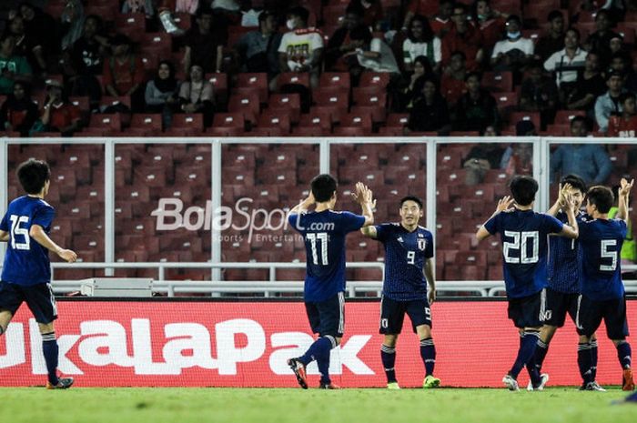 Para pemain timnas U-19 Jepang merayakan gol ke gawang timnas u-19 Indonesia di Stadion Utama GBK, MInggu (25/3/2018).