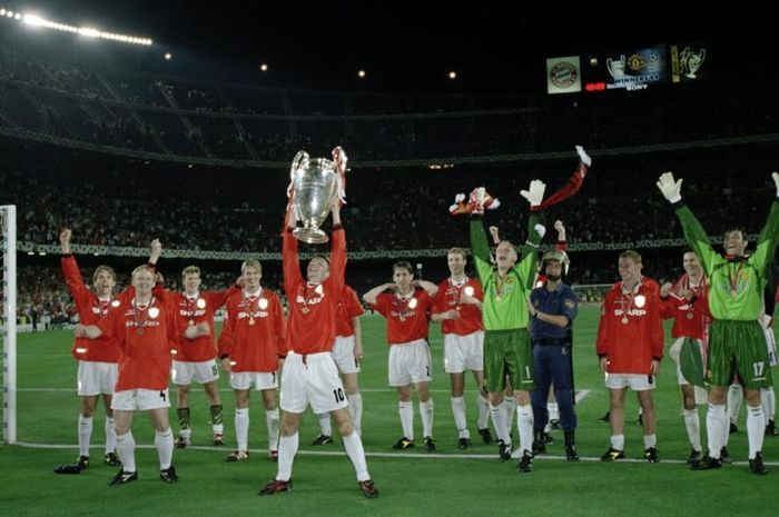 Jesper Blomqvist mengangkat trofi Liga Champions yang dimenangkan Manchester United pada 1999 dengan menundukkan Bayern Muenchen.