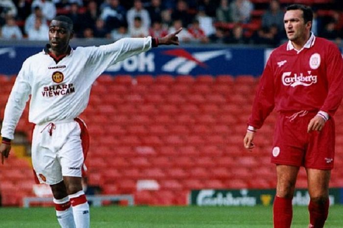 Penyerang Manchester United, Andy Cole (kiri) dan bek Liverpool, Neil Ruddock pada pertandingan tahu