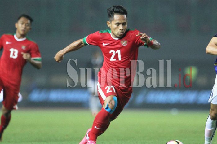 Gelandang Timnas Indonesia Andik Vermansah saat laga persahabatab melawan Timnas Kamboja di Stadion Patriot Candrabhaga, Bekasi, Rabu (4/10/2017).