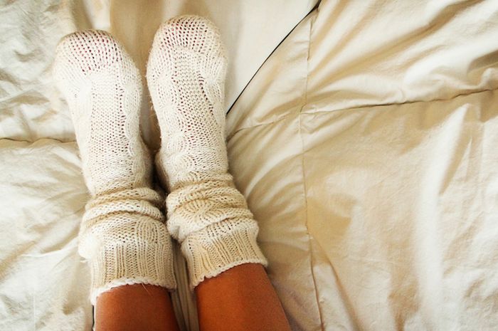 Pernah Pakai Kaus Kaki Basah Saat Tidur? Manfaatnya Menakjubkan, 3