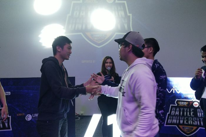 XWHYZ Team shake hands with BOI United Team