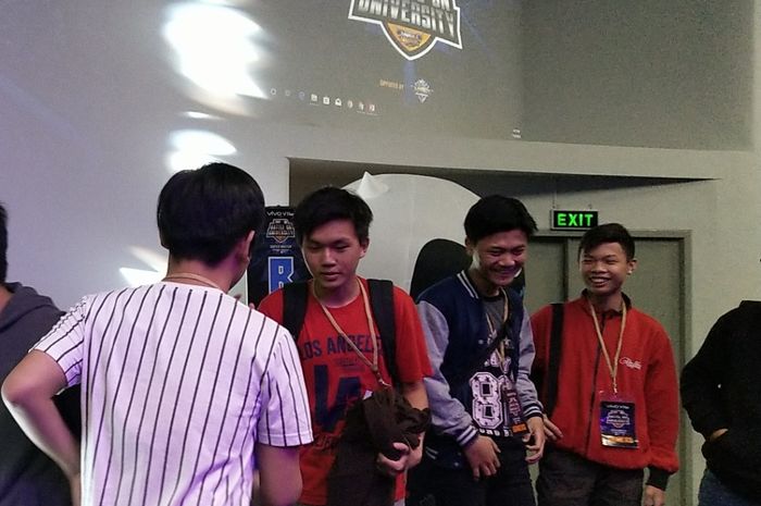 Dharma Putra team shakes hands with Dharma Widia Team after the third match is over