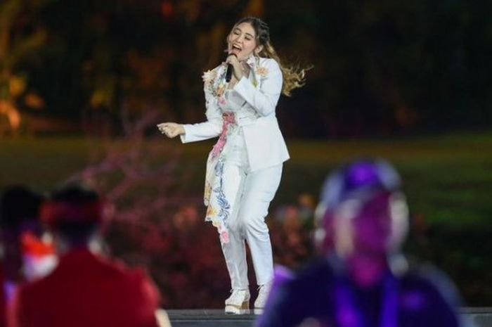 Penampilan Via Vallen saat bawakan lagu Meraih Bintang di Opening Ceremony ASIAN Games 2018.