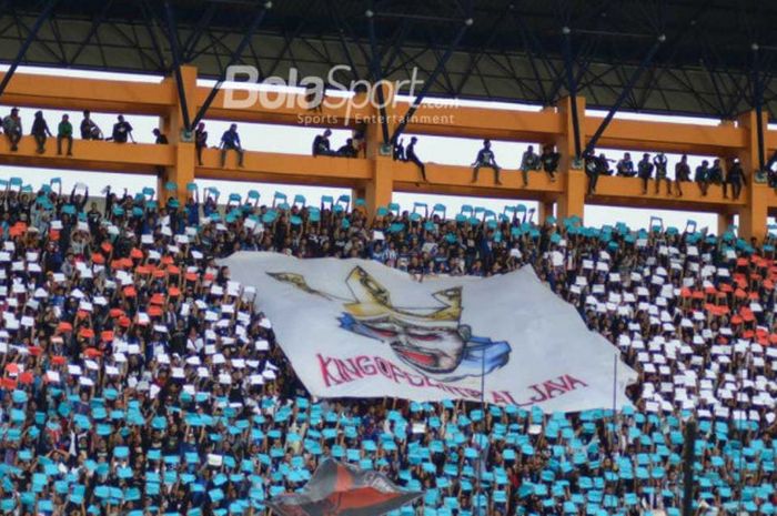 Aksi tak kalah keren ditunjukkan ordo pendukung PSIS Semarang dari Snex di tribune timur Stadion Moc