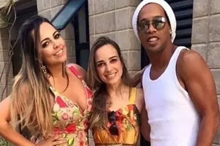 Ronaldinho dan dua tunangannya