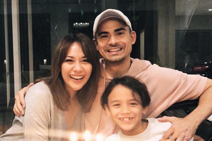 Teduh, Begini Potret Bunga Citra Lestari Tengah Membaca Alquran Bersama Noah Sinclair