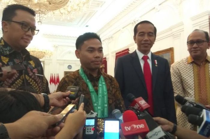 Presiden Joko Widodo menerima atlet angkat besi Eko Yuli Irawan di Istana Merdeka, Jakarta, Kamis (8/11/2018) pagi