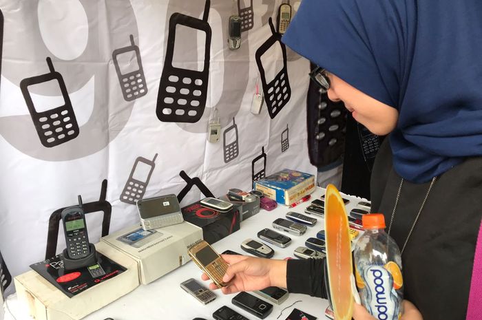 Berburu handphone jadul menyerempakkan HAJAKA
