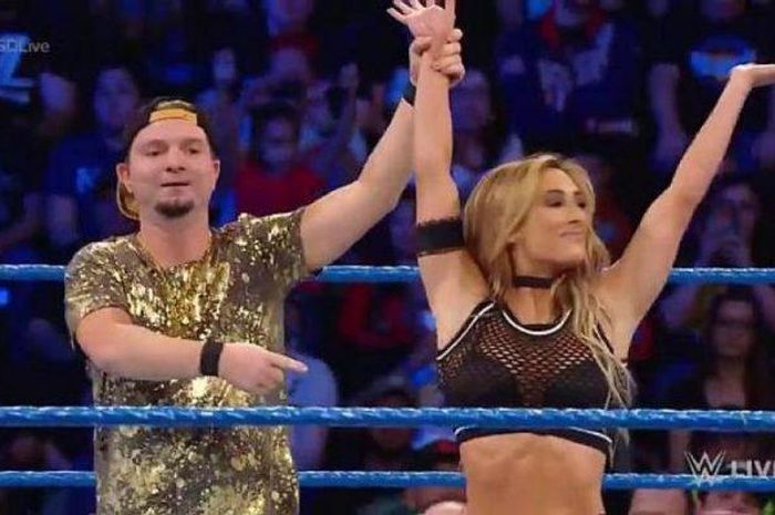 Bintang WWE SmackDown, James Ellworth bersama Carmela.