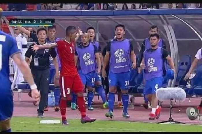 Abduh Lestaluhu di depan para pemain timnas Thailand pada leg kedua final Piala AFF 2016.