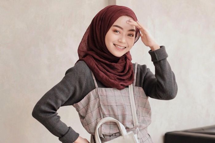 5 Inspirasi Fashion Hijab Casual Style dengan Rok Kekinian 