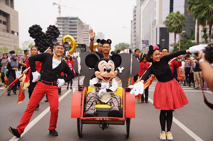 Serunya Merayakan 90 Tahun Mickey Mouse di Car Free Day Jakarta, Mickey