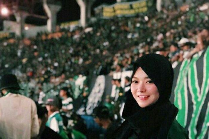 Bonita (Bonek Wanita) bernama Dena Andrea bertekad ingin memperkenalkan Persebaya di manapun dirinya berada.