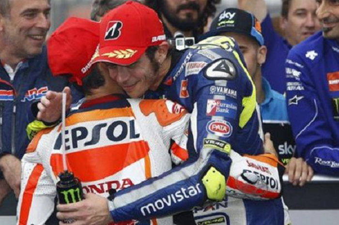 Duo pebalap MotoGP, Dani Pedrosa dan Valentino Rossi saat berpeluakan.