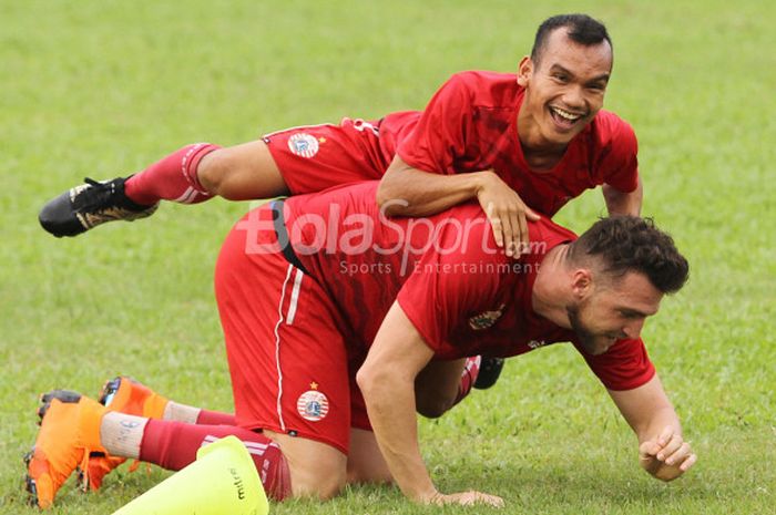 Marko Simic ciptakan momen manis dengan Riko Simanjuntak usai berlaga melawan Persela Lamongan, Sela