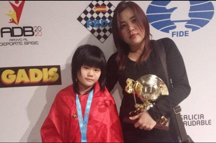 Samantha Edithso (kiri), pecatur cilik Indonesia, saat mengikuti Kejuaraan Dunia Catur Klasik FIDE World Cadet Chess Championship di Santiago de Compostel, Spanyol, Jumat (16/11/2018) lalu.