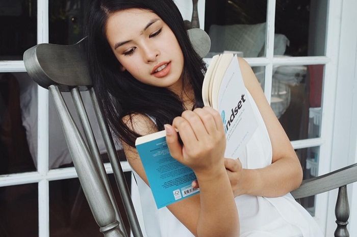 Maudy Ayunda suka membaca buku untuk menambah wawasannya