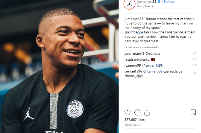 Kylian Mbappe mengenakan jersey PSG edisi kolaborasi dengan merek Jordan.