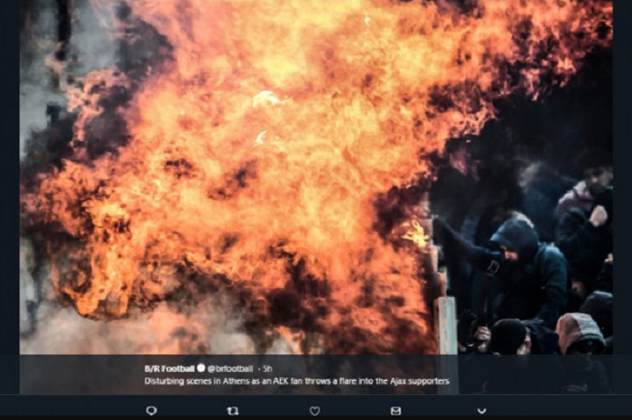 Pelemparan bom molotov oleh suporter AEK Athens ke arah suporter Ajax Amsterdam di Liga Champions