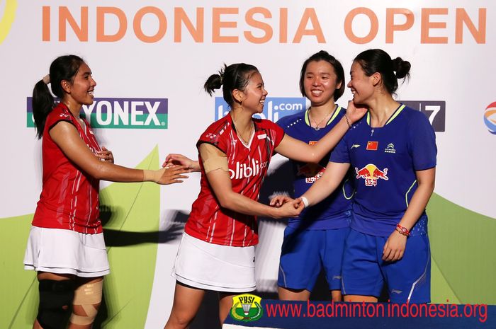 Greysia Polii/Nitya Krishinda Maheswari melawan Tang Jinhua/Tian Qing di Indonesia Open 2015