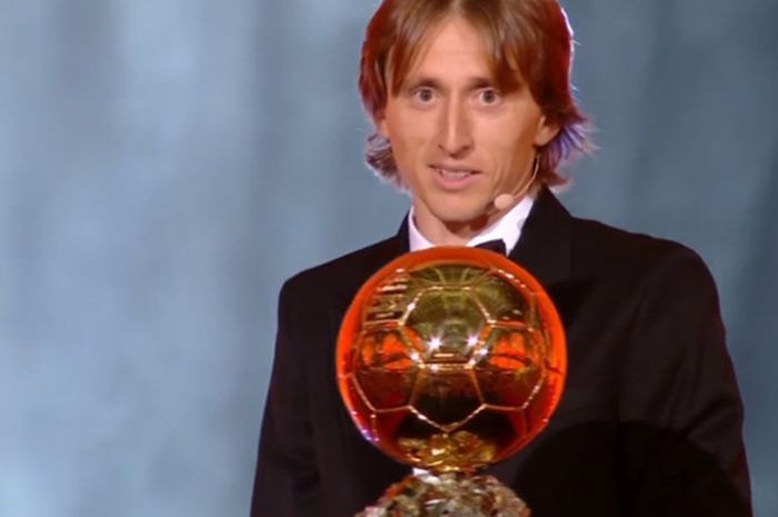 Pemain Real Madrid, Luka Modric, meraih penghargaan Ballon d'Or 2018 di Paris, Prancis, Senin (3/12/